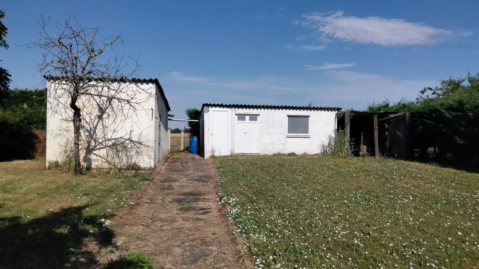 Village House Of 0 M² With Gardens, Garage, Outbuildings, 3 Bedrooms, 2 Bathrooms In Mauprevoir