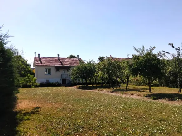 Village House Of 84 M² With Gardens, Garage, Outbuildings, 3 Bedrooms, 2 Bathrooms In Mauprevoir