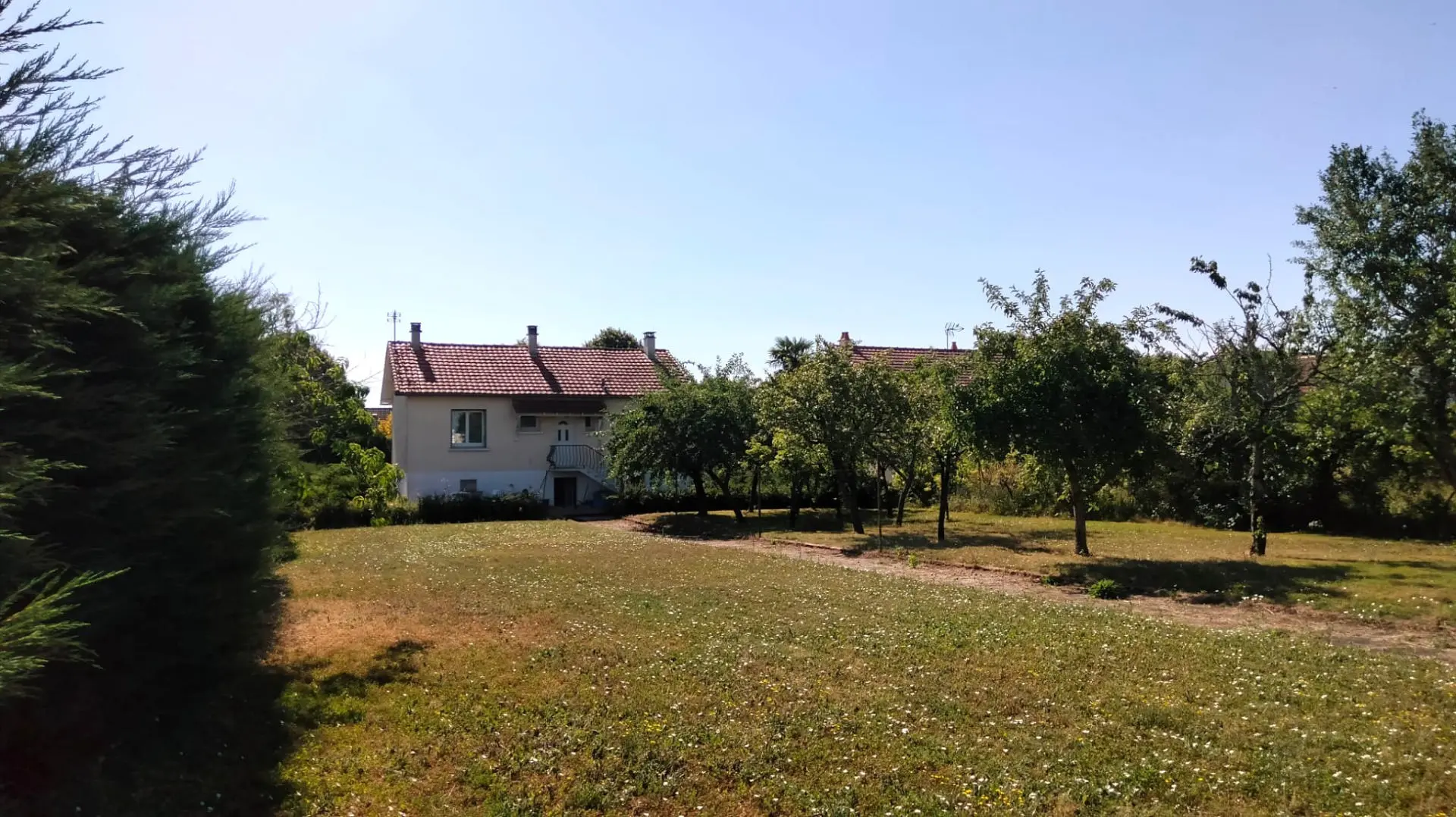 Village House Of 0 M² With Gardens, Garage, Outbuildings, 3 Bedrooms, 2 Bathrooms In Mauprevoir