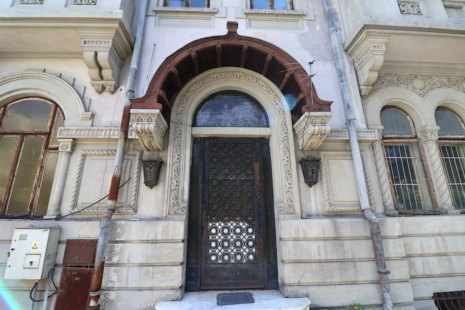 House Of 220 M² With Neo-romanian Style In Rosetti Square