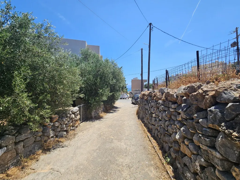 Land Of 251 M² In Crete