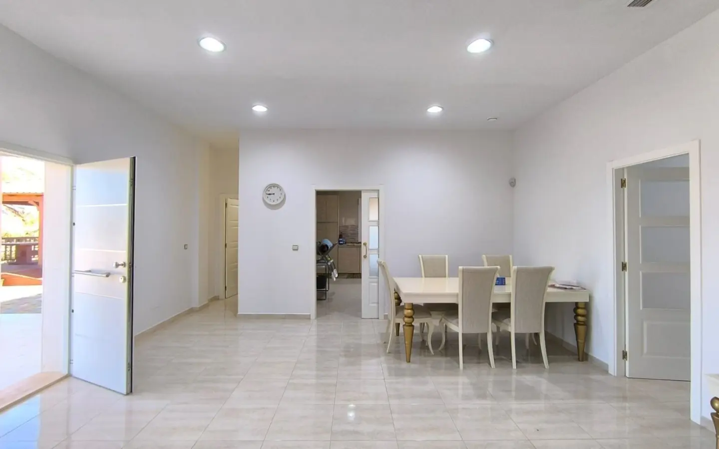 4-bedroom Villa In Pinoso, Spain (209 M²)