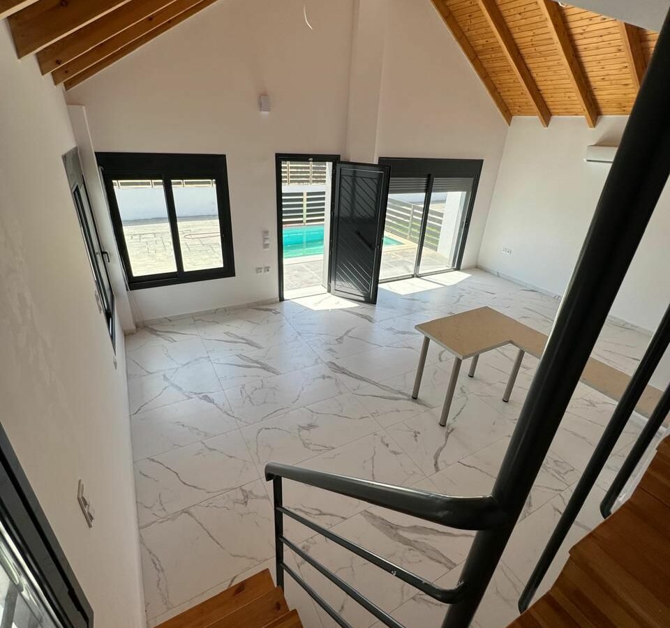 Villa Of 250 M² With Beachfront In Kokkoni, Velo