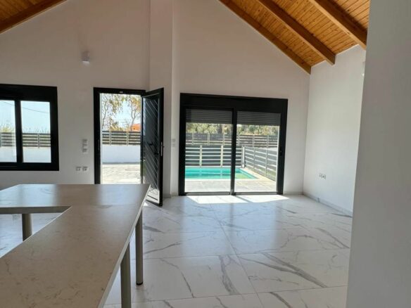 Villa Of 250 M² With Beachfront In Kokkoni, Velo