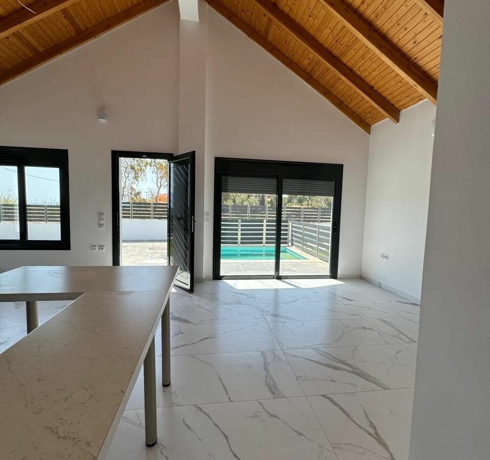 Villa Of 250 M² With Beachfront In Kokkoni, Velo