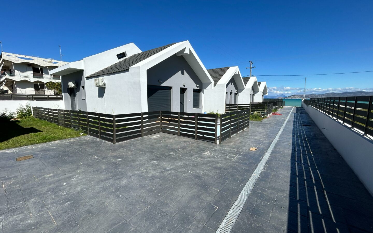 Villa Of 250 M² With Beachfront In Kokkoni, Velo
