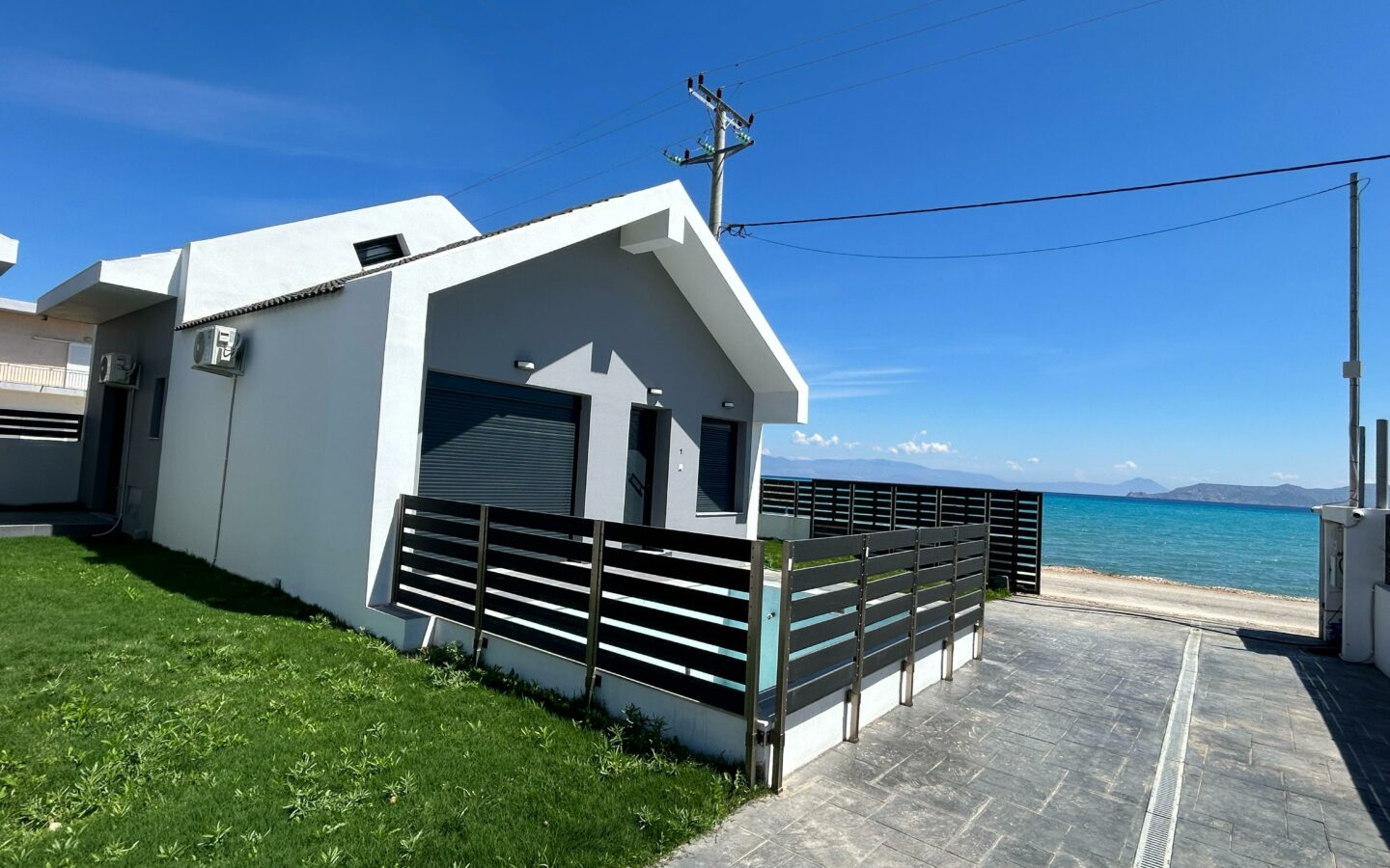 Villa Of 250 M² With Beachfront In Kokkoni, Velo