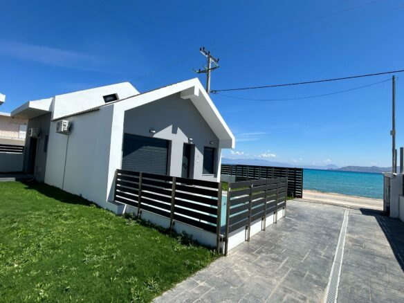 Villa Of 250 M² With Beachfront In Kokkoni, Velo