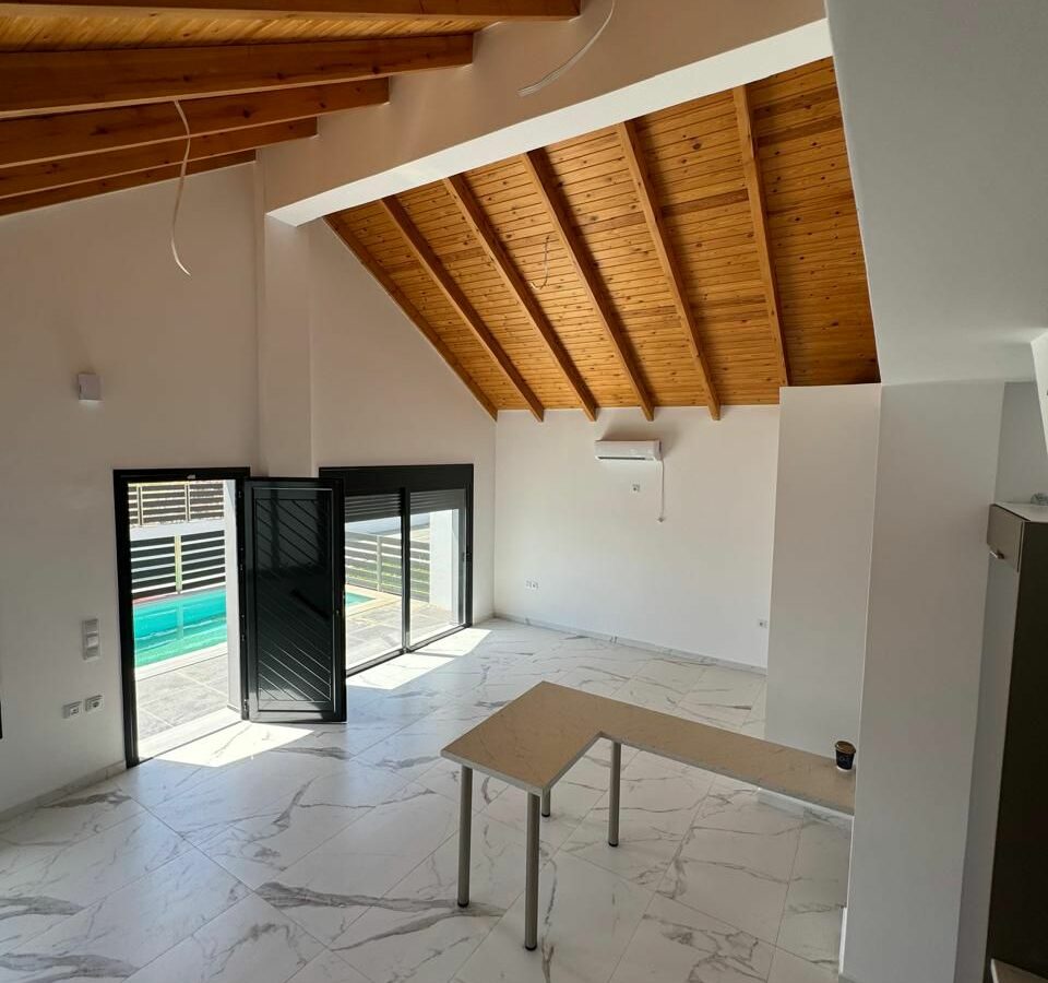 Villa Of 250 M² With Beachfront In Kokkoni, Velo