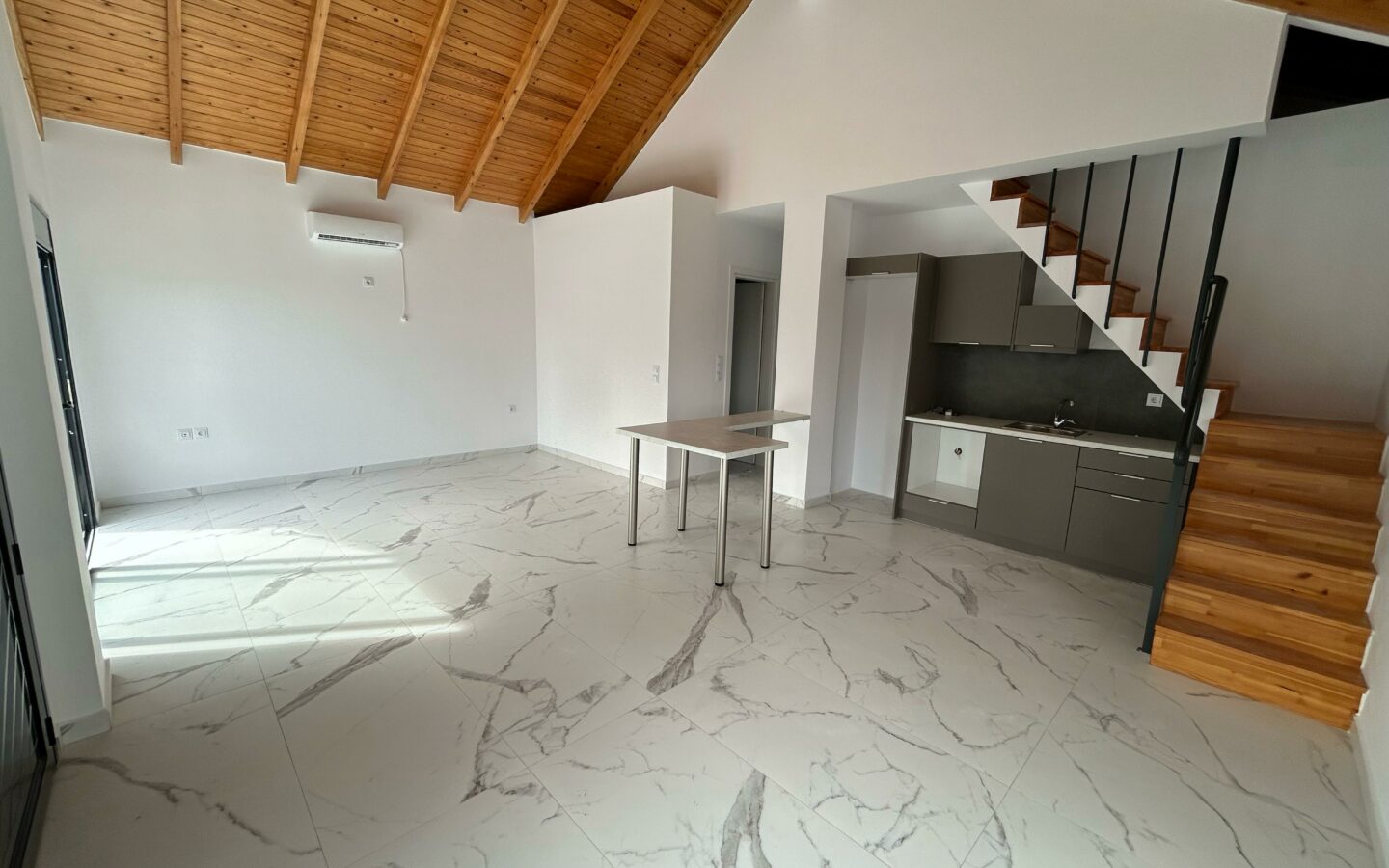 Villa Of 250 M² With Beachfront In Kokkoni, Velo