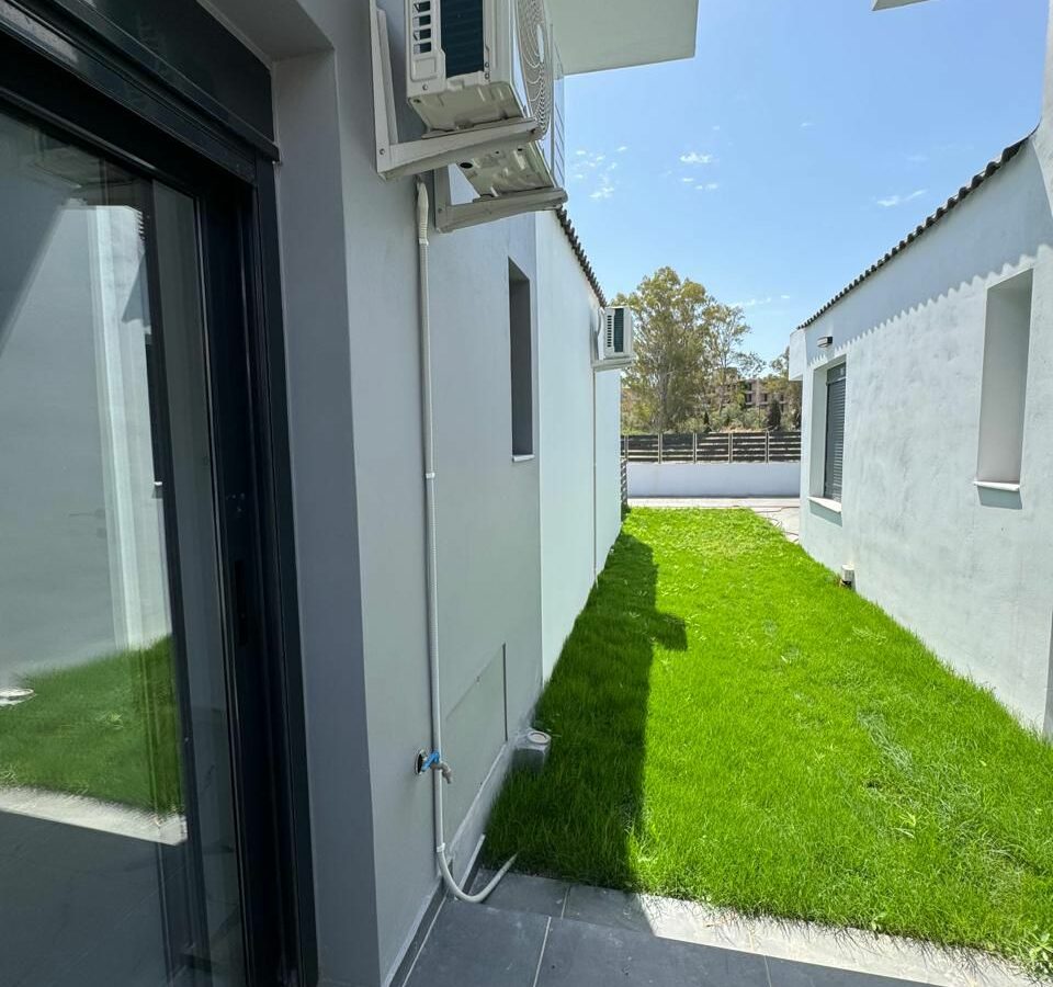 Villa Of 250 M² With Beachfront In Kokkoni, Velo