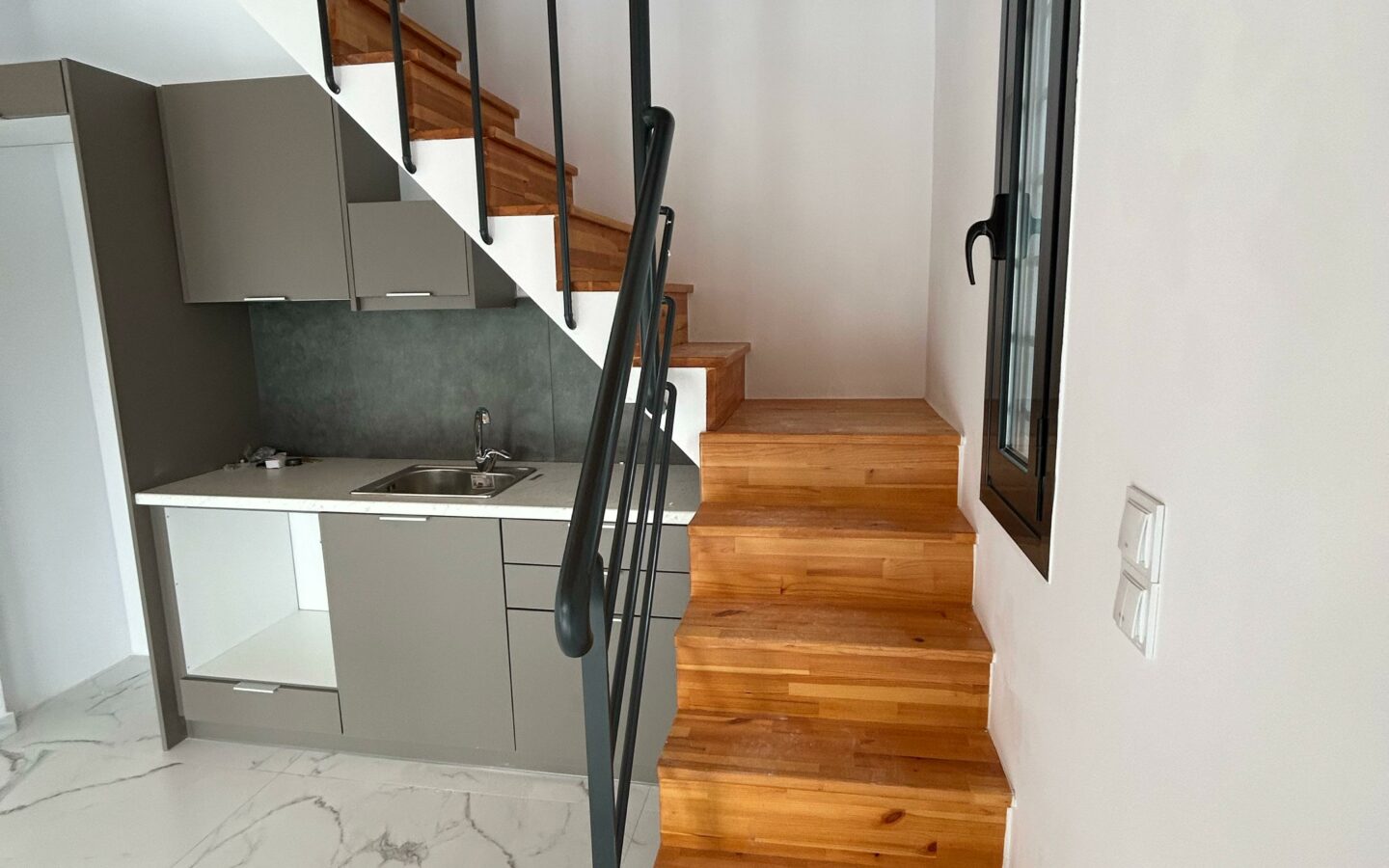 Villa Of 250 M² With Beachfront In Kokkoni, Velo