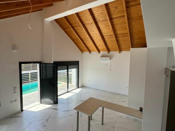 Villa Of 250 M² With Beachfront In Kokkoni, Velo