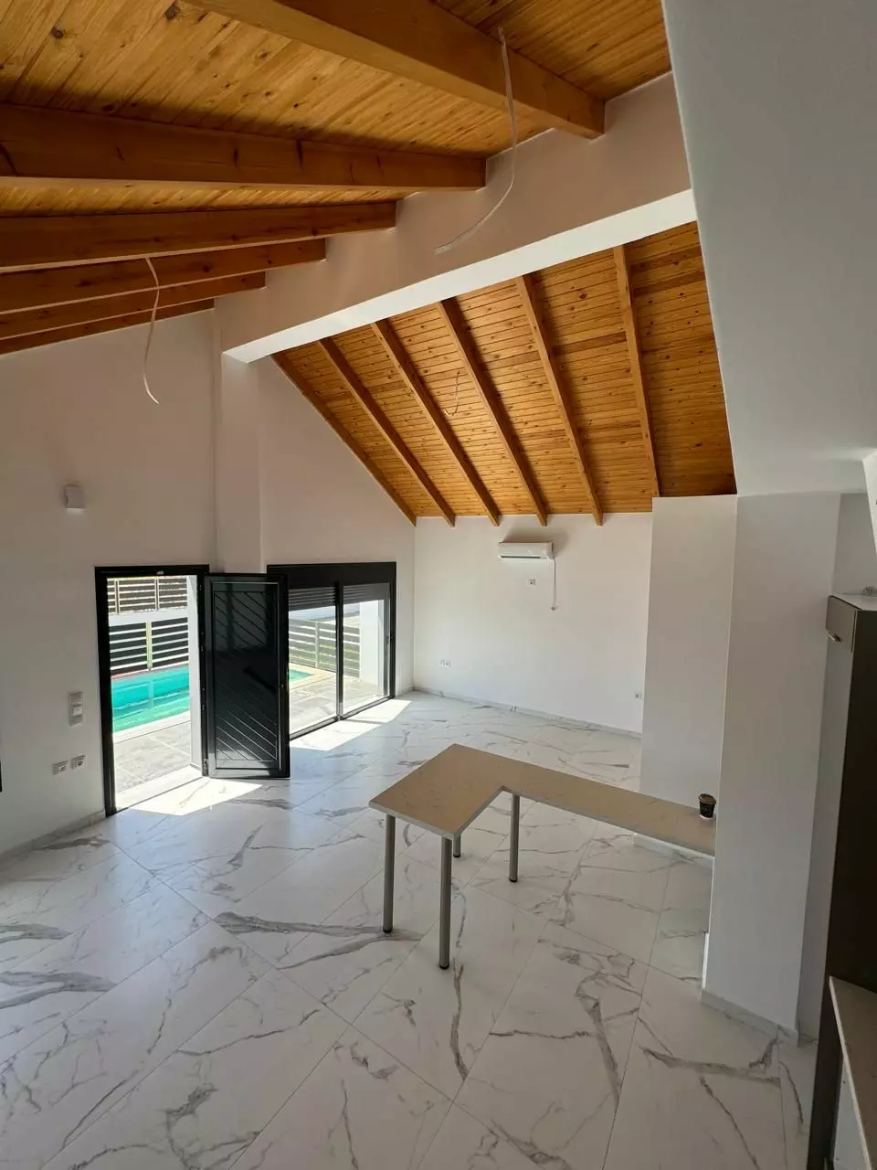 Villa Of 250 M² With Beachfront In Kokkoni, Velo