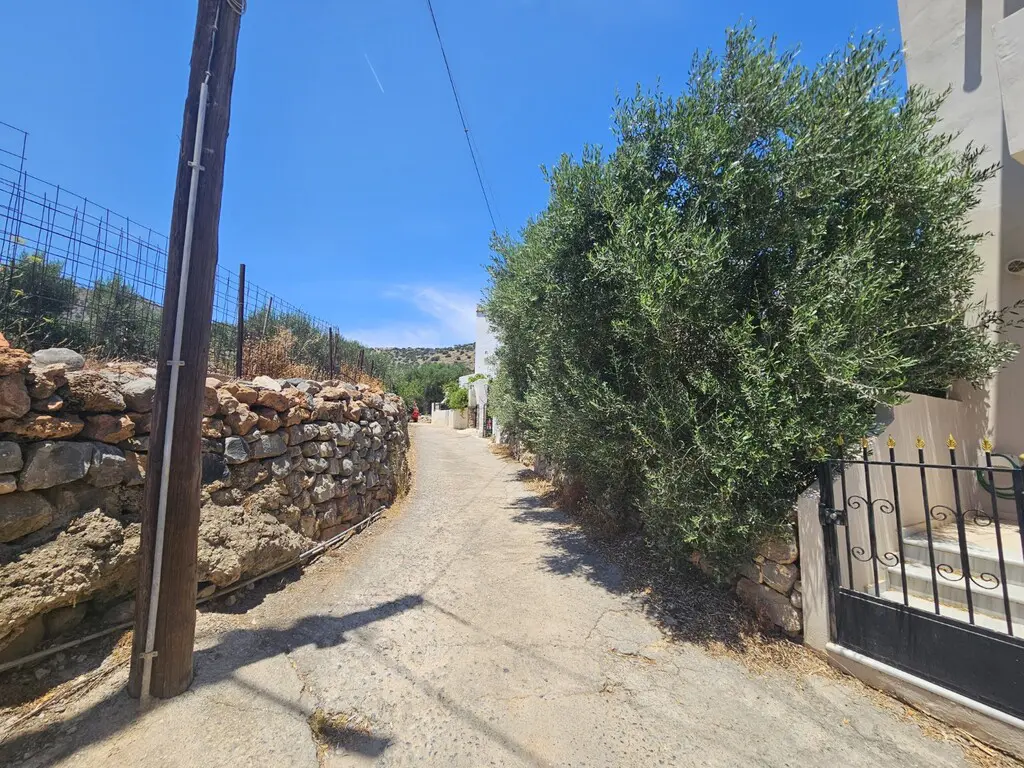 Land Of 251 M² In Crete