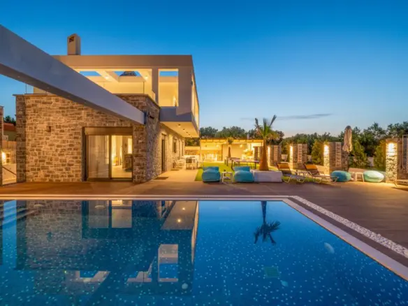 7-bedroom Villa In Chersonisos, Greece (240 M²)