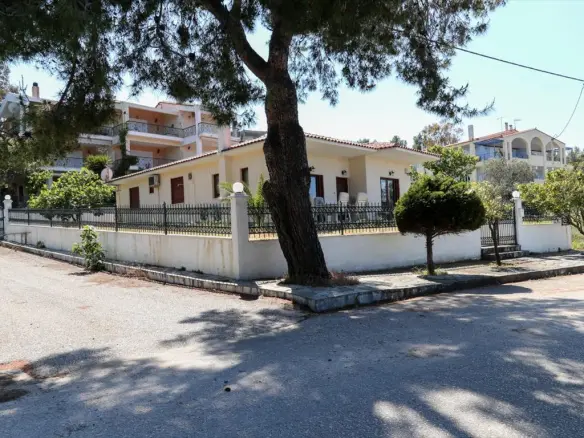 4-bedroom Detached House In Malesina, Greece (160 M²)