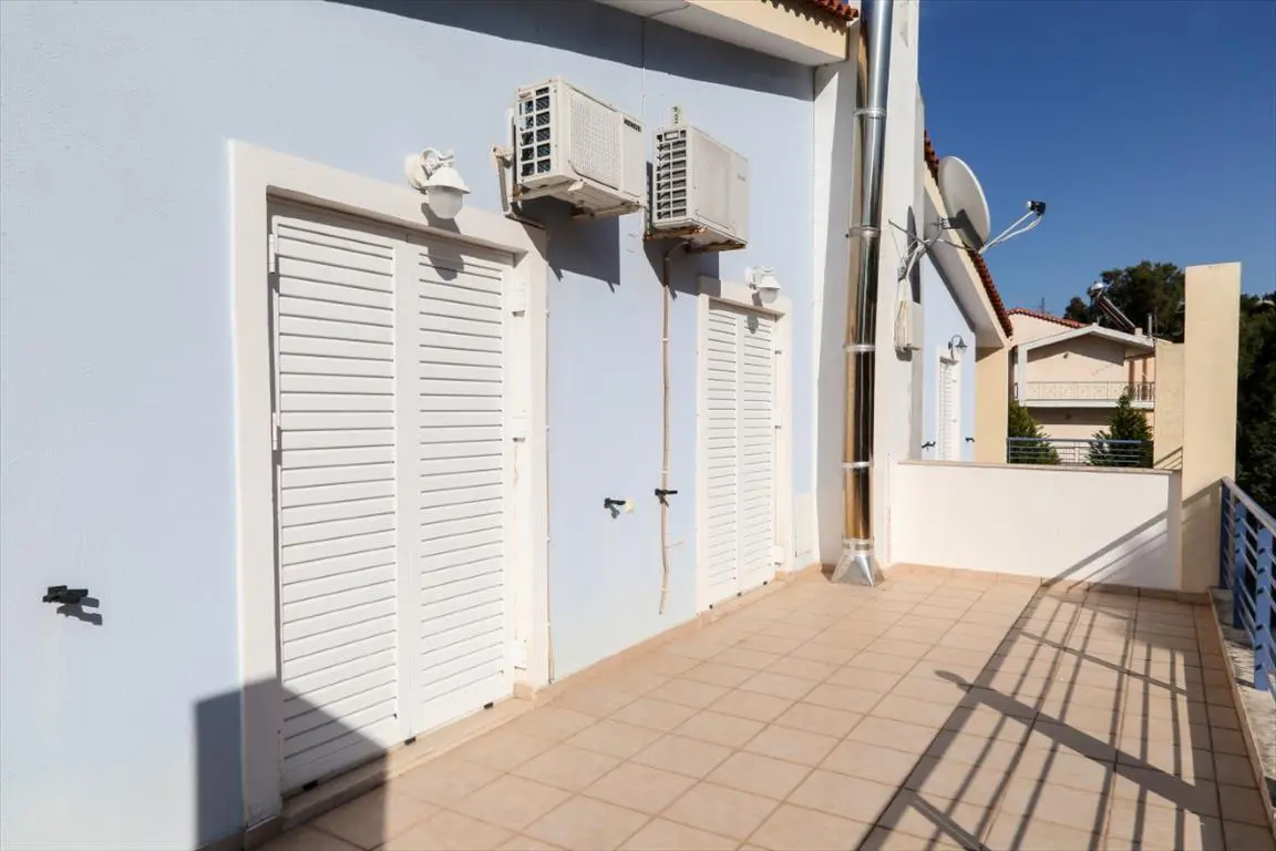 Detached House Of 400 M² In Central Greece
