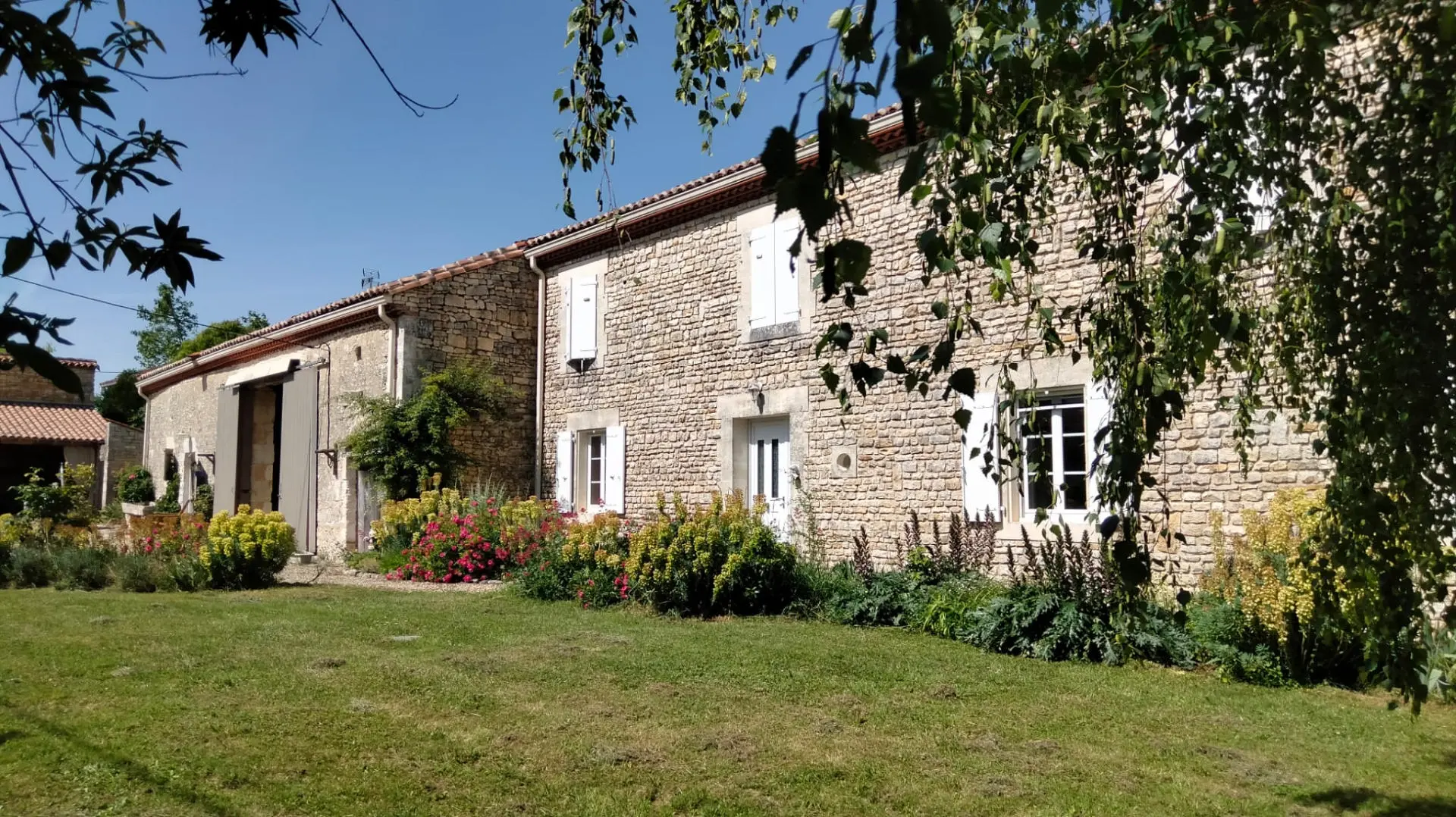 Old Stone Longère Of 250 M² With Guesthouse, Barn, Pool, And Views Near Angoulême