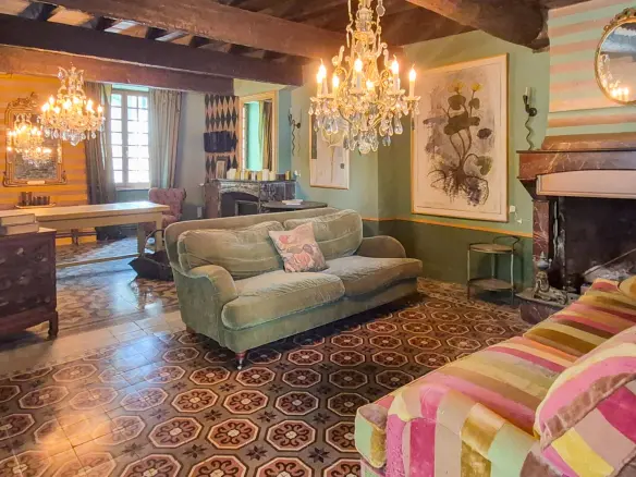 6-bedroom Village House In Trausse, France (260 M²)