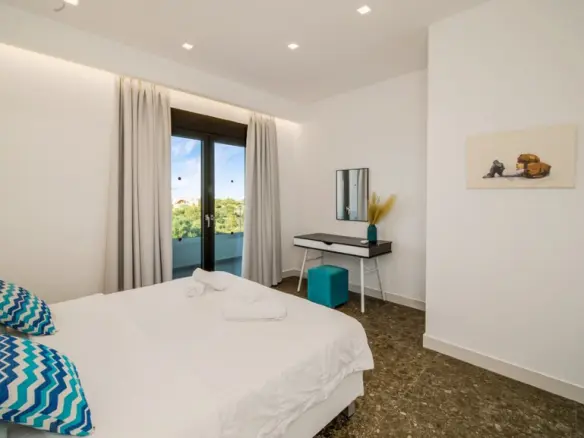 7-bedroom Villa In Chersonisos, Greece (240 M²)