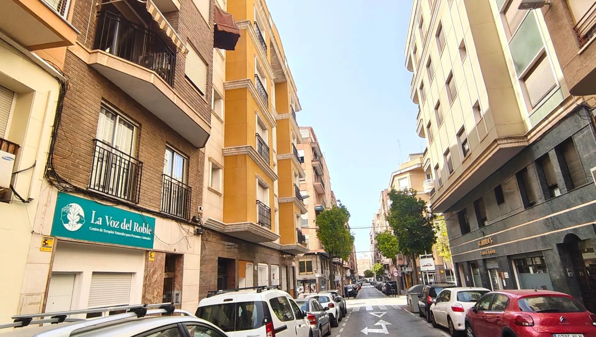 Commercial Unit Of 100 M² In Elche, Spain