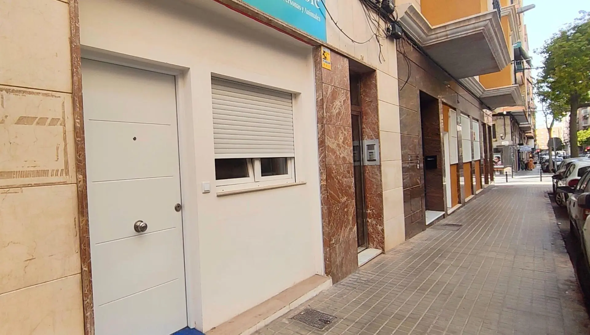 Commercial Unit Of 100 M² In Elche, Spain