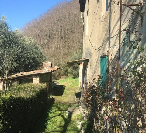 Detached Farmhouse Of 160 M² With Land In Tuscany