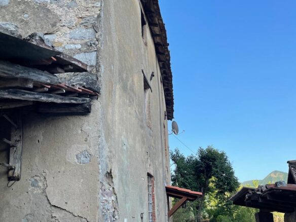 Detached Farmhouse Of 160 M² With Land In Tuscany