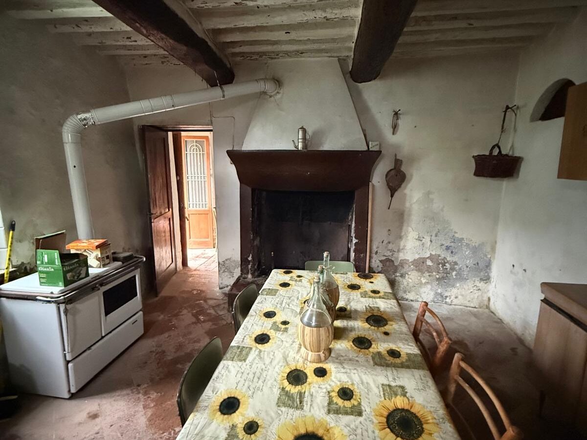 Detached Farmhouse Of 160 M² With Land In Tuscany
