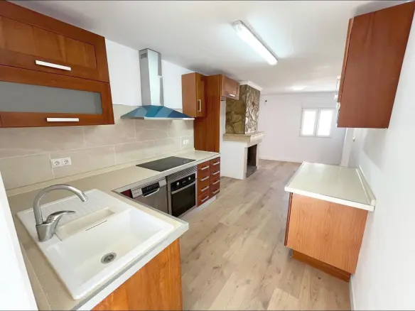 3-bedroom Townhouse In Alguena, Spain (126 M²)