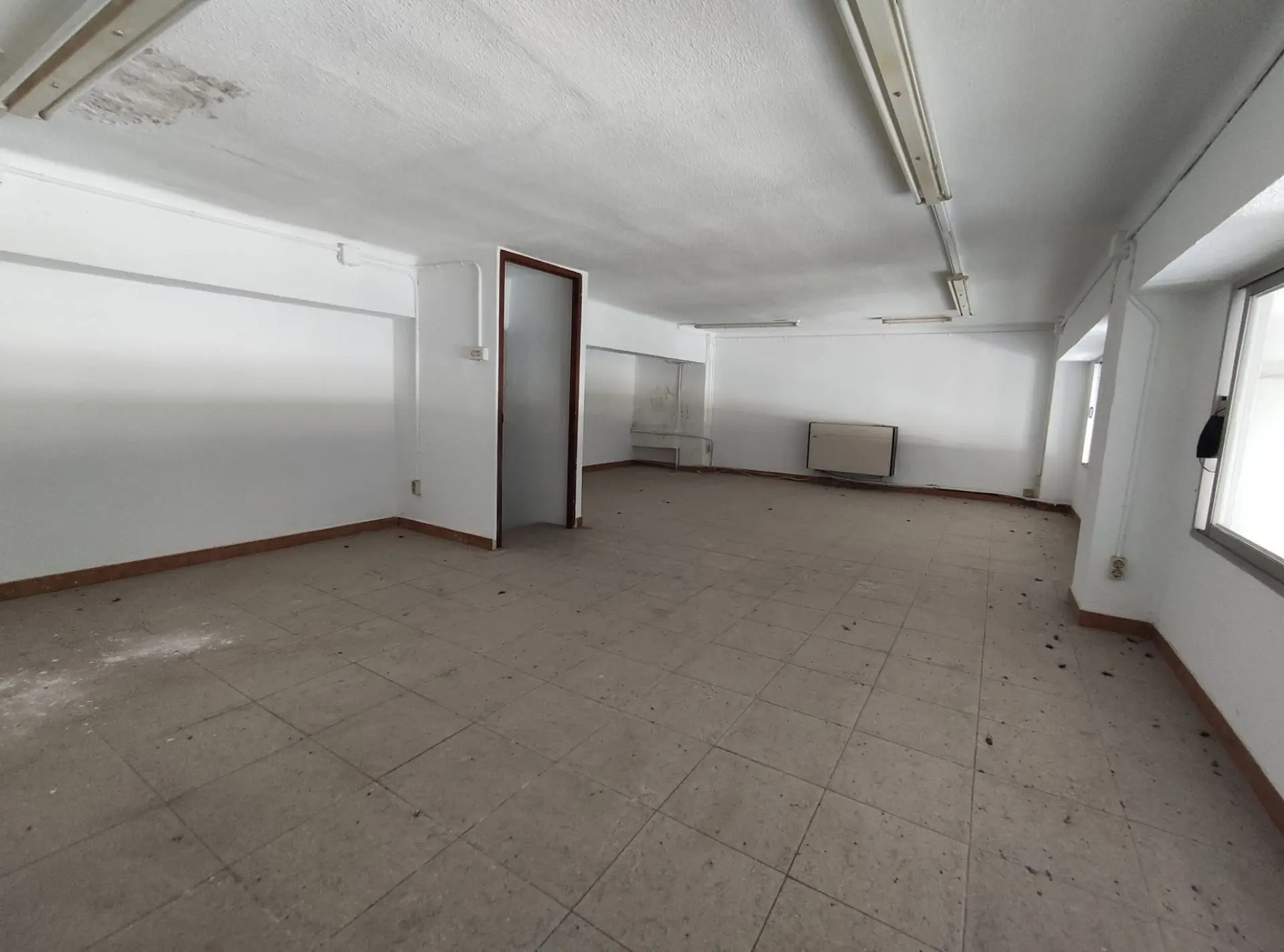 Commercial Property Of 172 M² In Elda, Spain