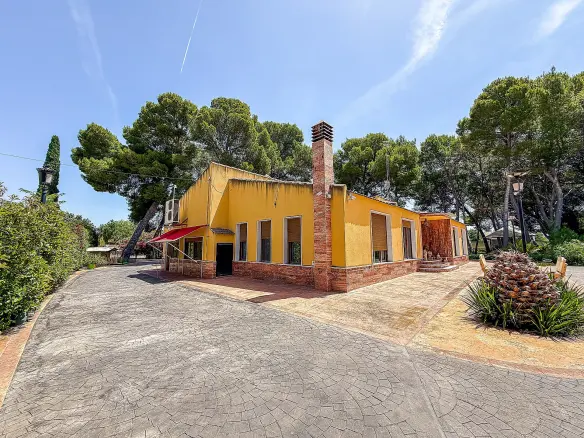 4-bedroom Detached Villa In Yecla, Spain (320 M²)