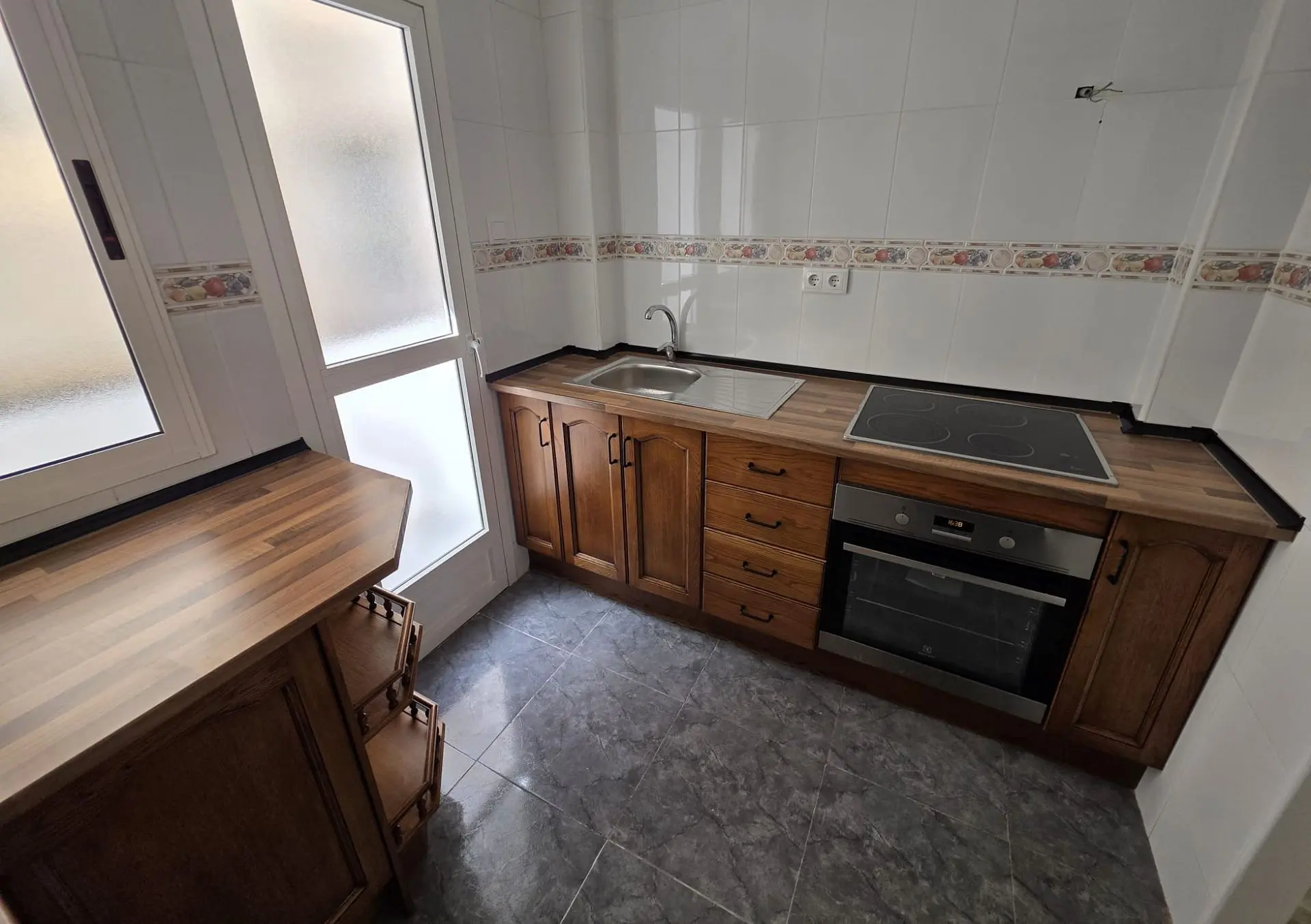 Apartment Of 85 M² With Features In Aspe, Spain