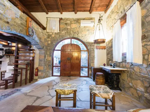 Business In Elounda, Greece (745 M²)