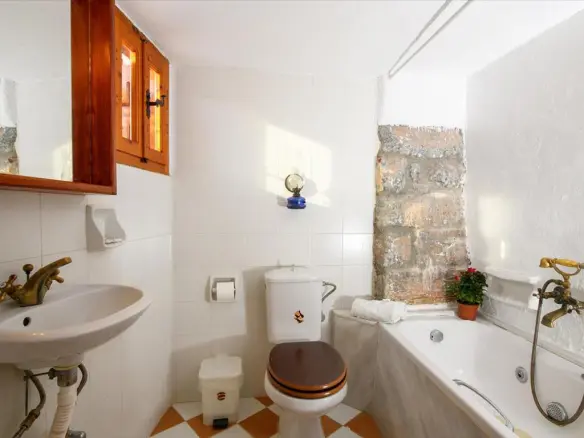 Business In Elounda, Greece (745 M²)