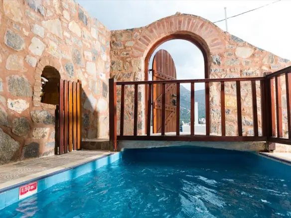 Business In Elounda, Greece (745 M²)