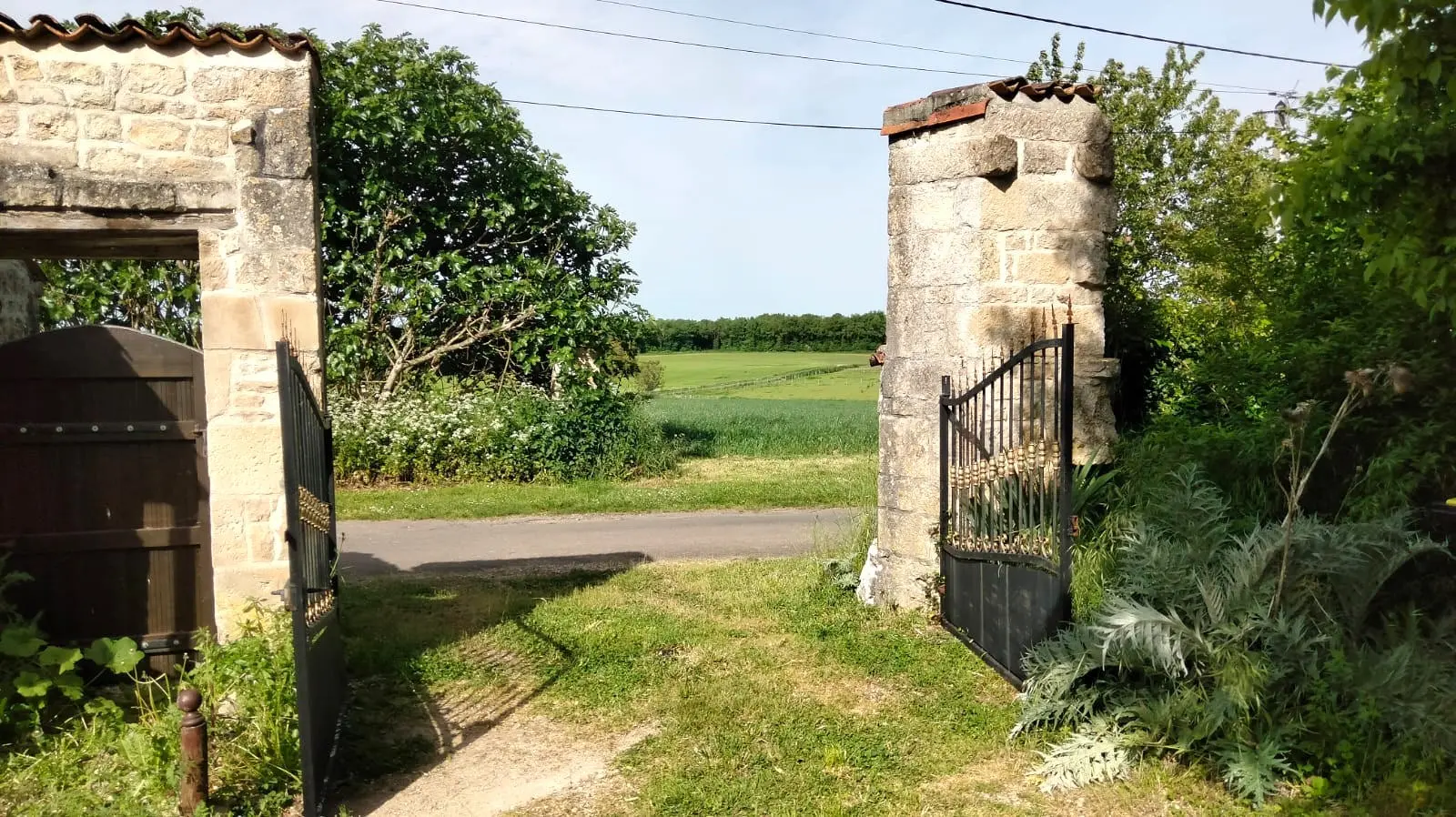 Country House Of 3 M² With 3 Bedrooms, Gîte, Pool, Outbuildings In Fontenille