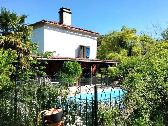 Country House Of 3 M² With 3 Bedrooms, Gîte, Pool, Outbuildings In Fontenille