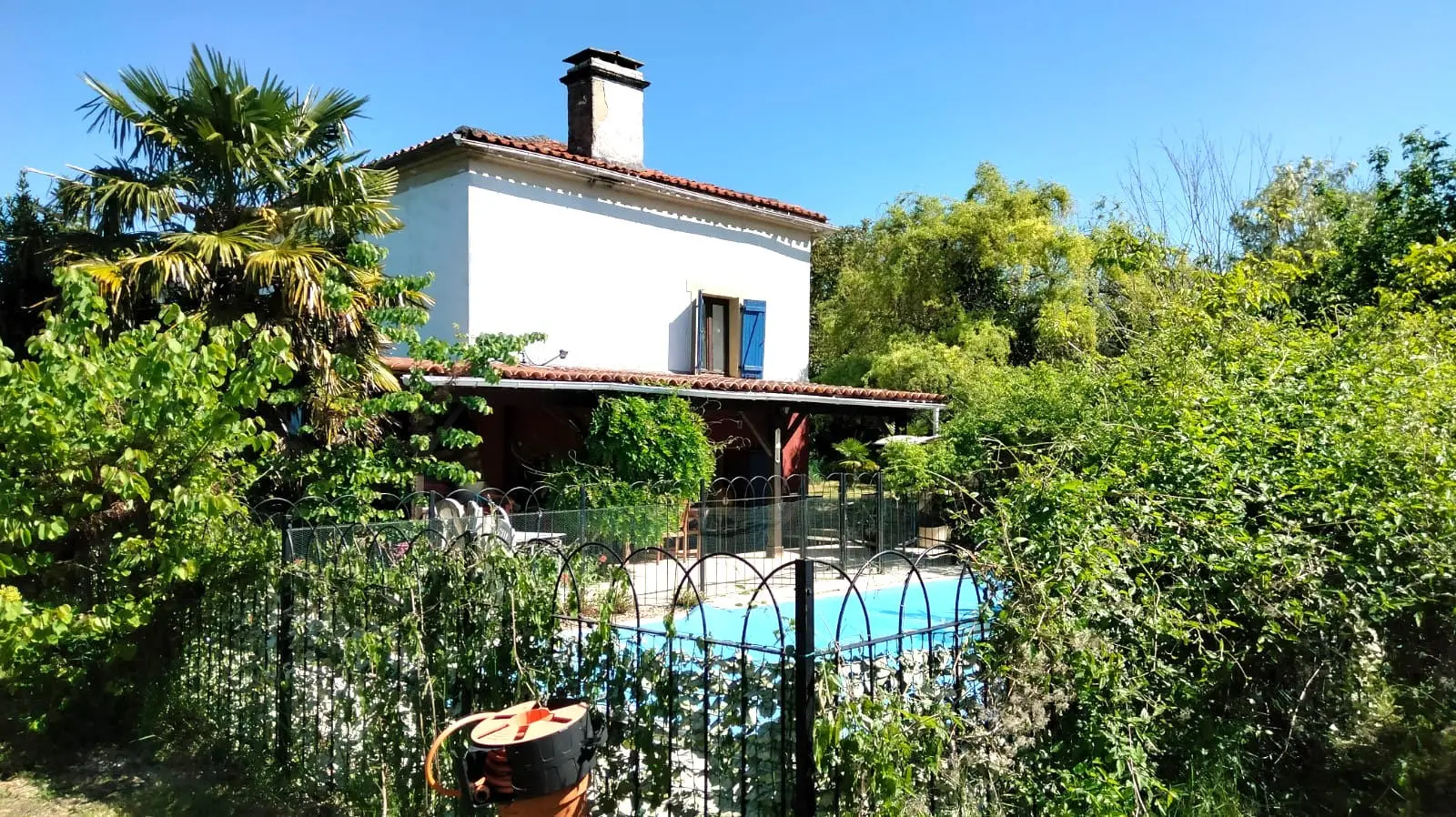 Country House Of 3 M² With 3 Bedrooms, Gîte, Pool, Outbuildings In Fontenille