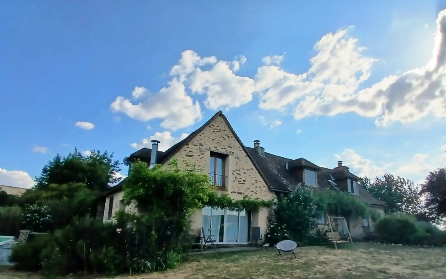 5-bedroom House In Jumilhac-le-grand, France (187 M²)