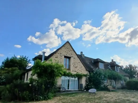 5-bedroom House In Jumilhac-le-grand, France (187 M²)