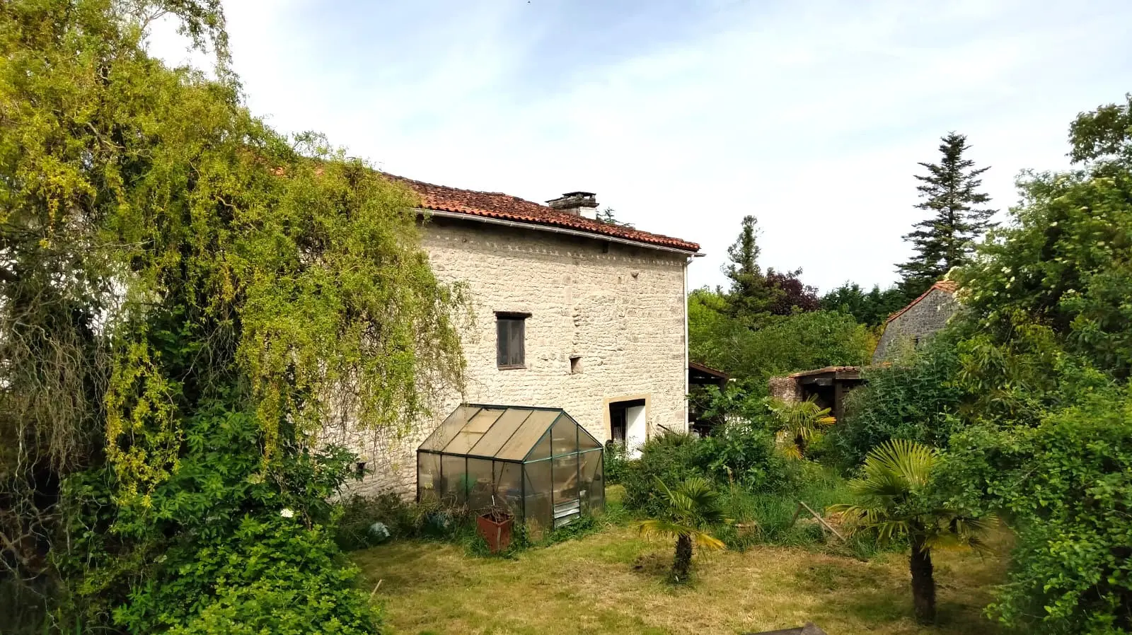 Country House Of 3 M² With 3 Bedrooms, Gîte, Pool, Outbuildings In Fontenille