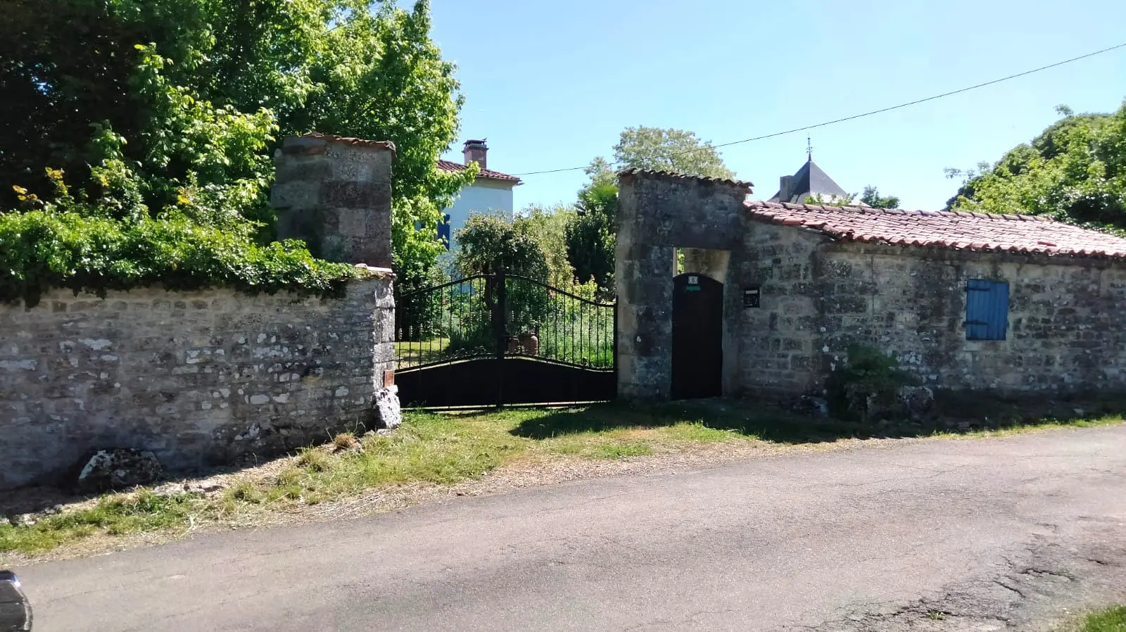 Country House Of 3 M² With 3 Bedrooms, Gîte, Pool, Outbuildings In Fontenille