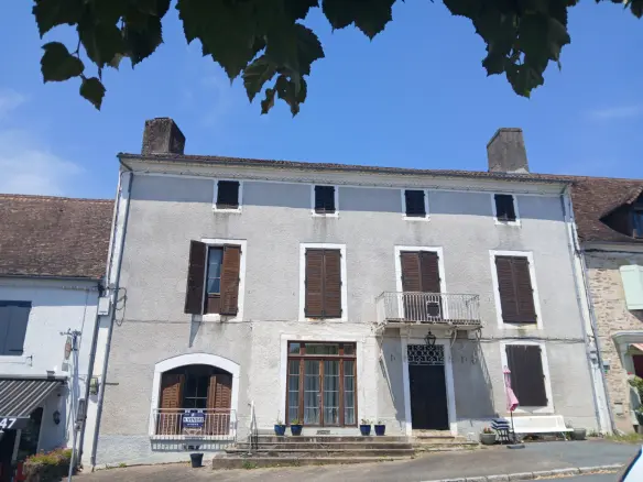 Village House Of 14 Rooms With Château Views In Dordogne