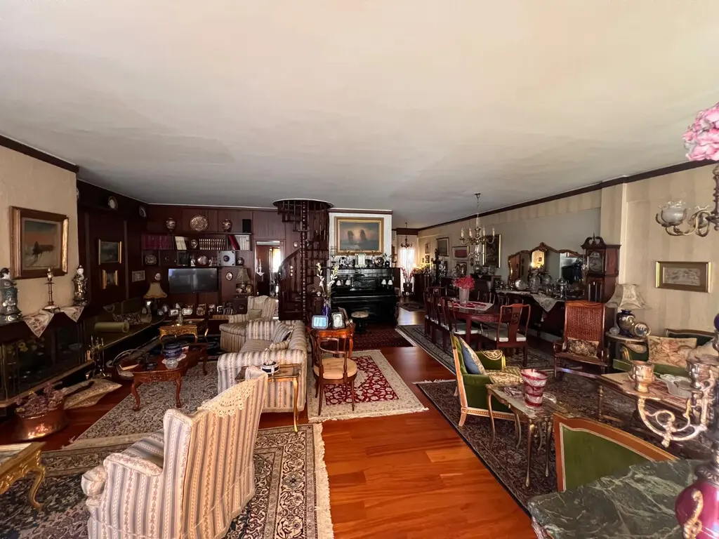 Flat Of 199 M² In Athens