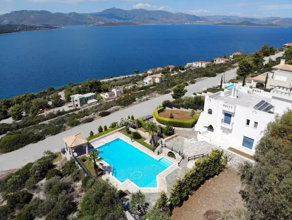 Villa Of 480 M² In Central Greece