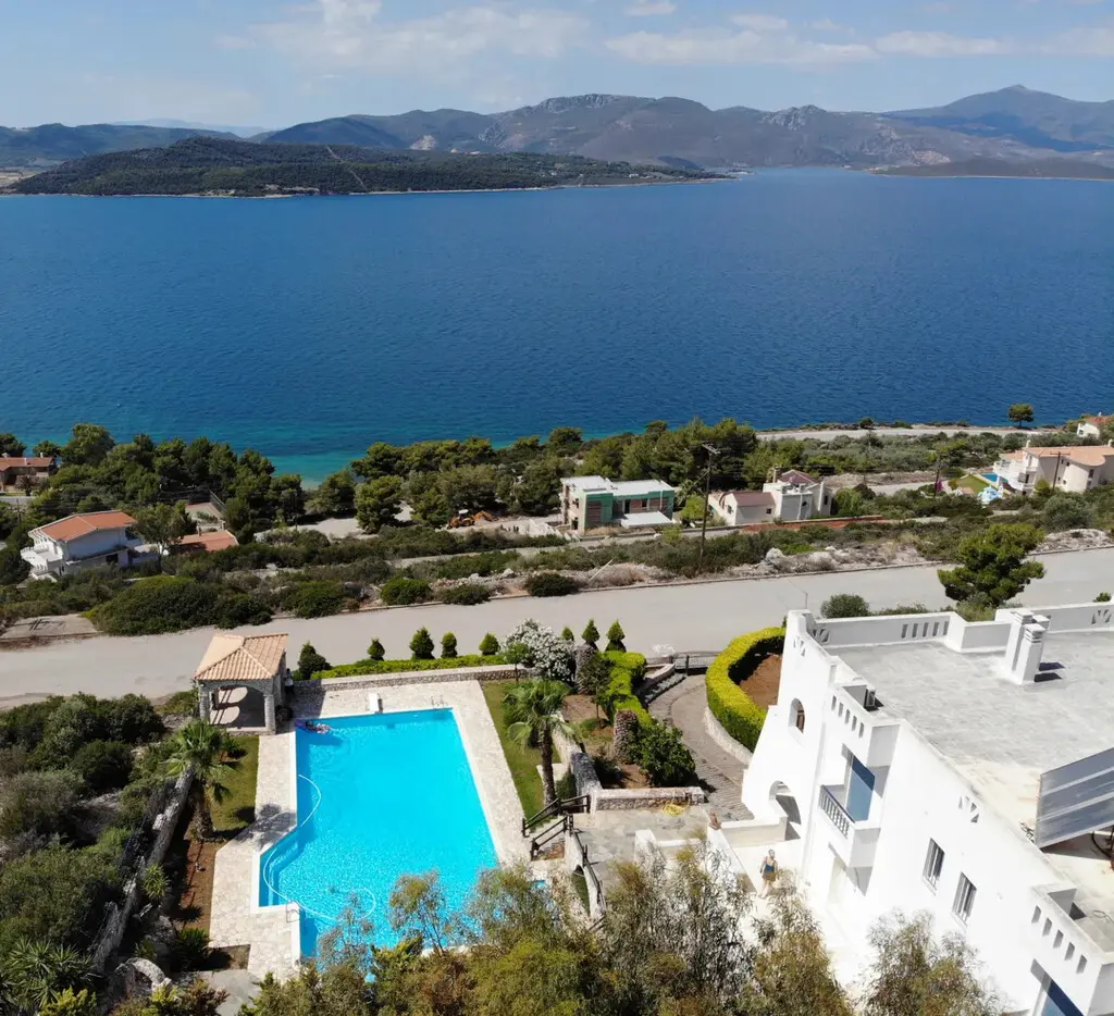 Villa Of 480 M² In Central Greece