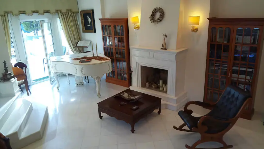 Villa Of 470 M² In The Suburbs Of Thessaloniki