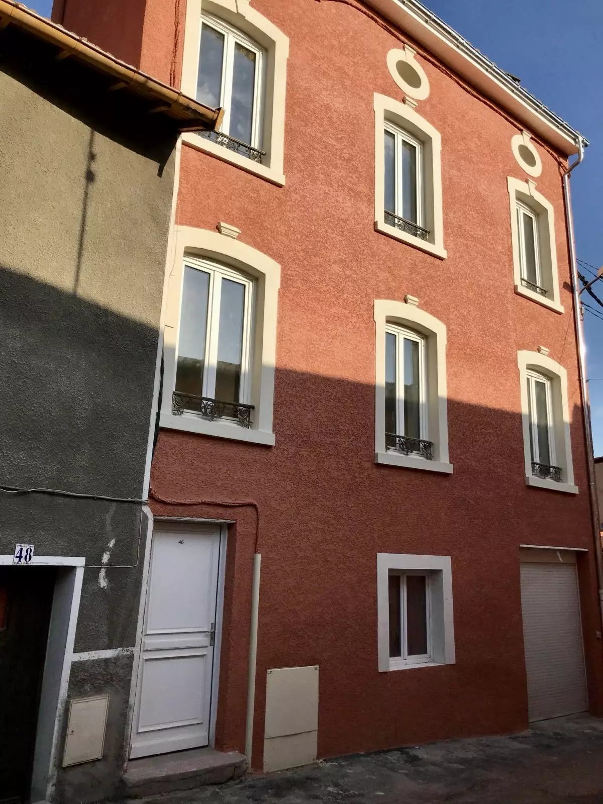 1 Apartment Building Of 450 M² With 15 Min To Lyon In Givors